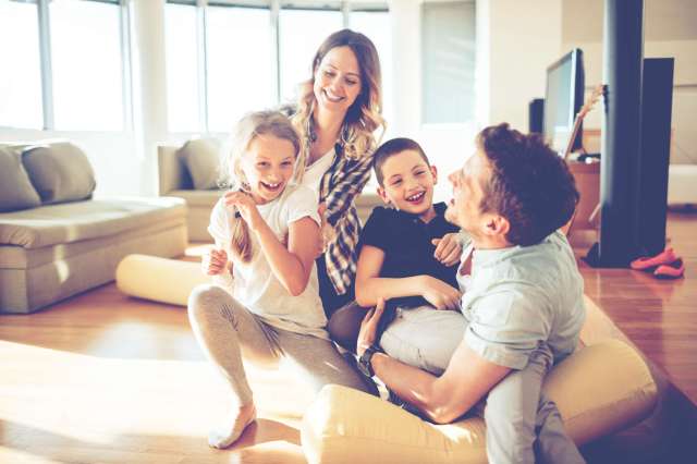 Familie spielt im Wohnzimmer