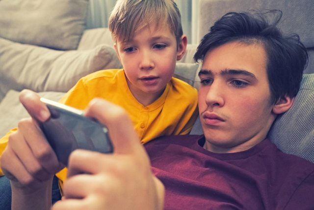Brüder schauen auf das Handy