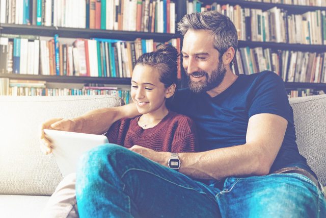 Vater und Tochter am Tablet